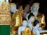 Статуи Будды в Малайзии излучают свет