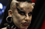 Мексиканка кроме татуировок украсила свое тело рогами