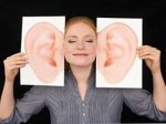 Каким ухом обычно слушают люди?