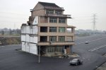 Китайцы «забаррикадировали» дорогу своим домом